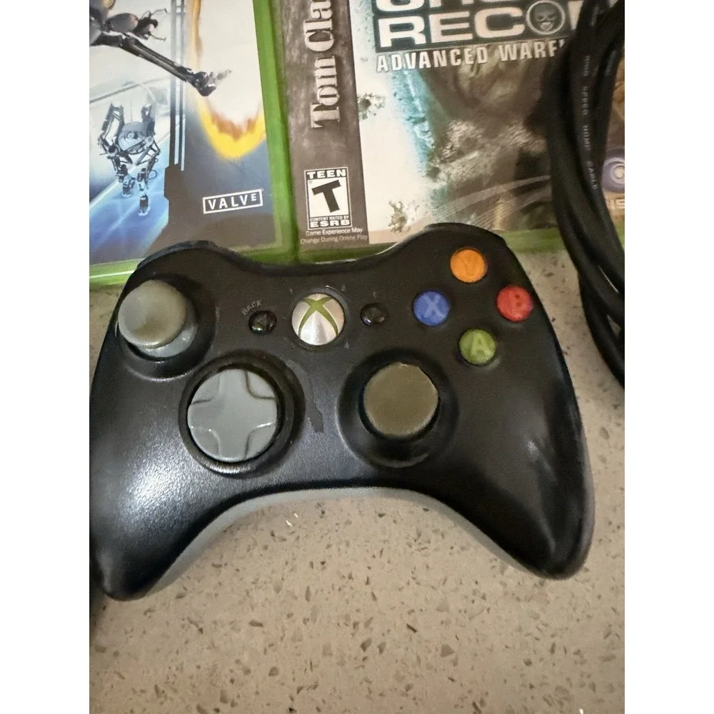 Microsoft Xbox‎ 360 ,2 Controllers ,cables HDMI Cable ,4 Games